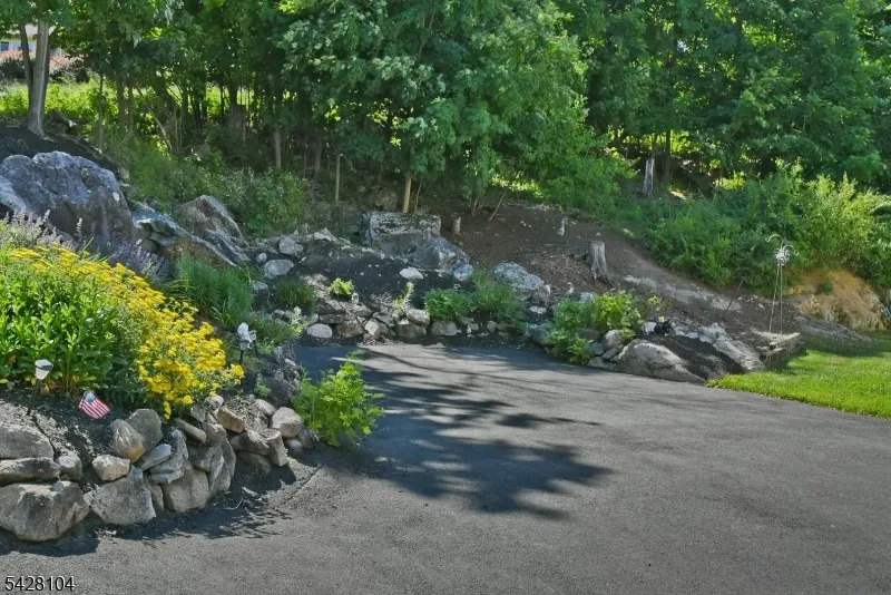 121 Leland Trl Hopatcong, NJ 07843