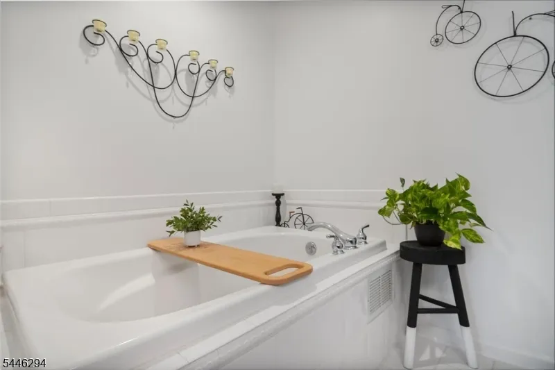 34 Ridge Dr Pompton Lakes, NJ 07442