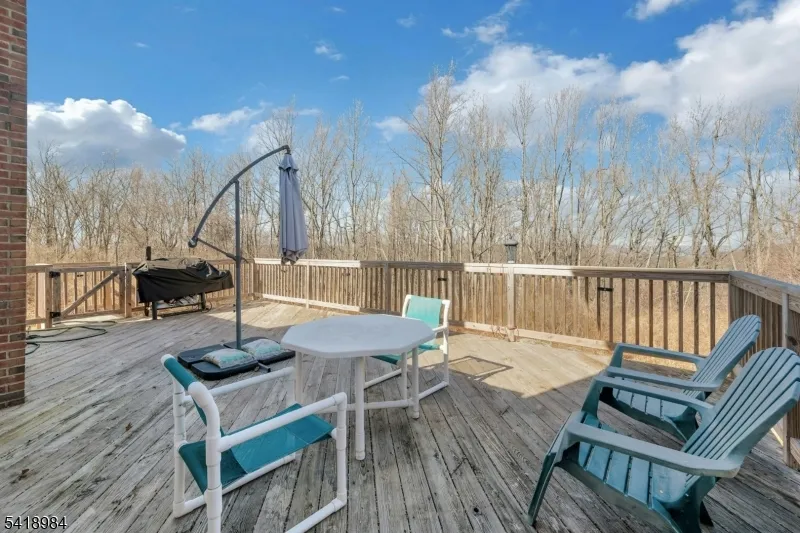 5 Noble Ct Washington, NJ 07853