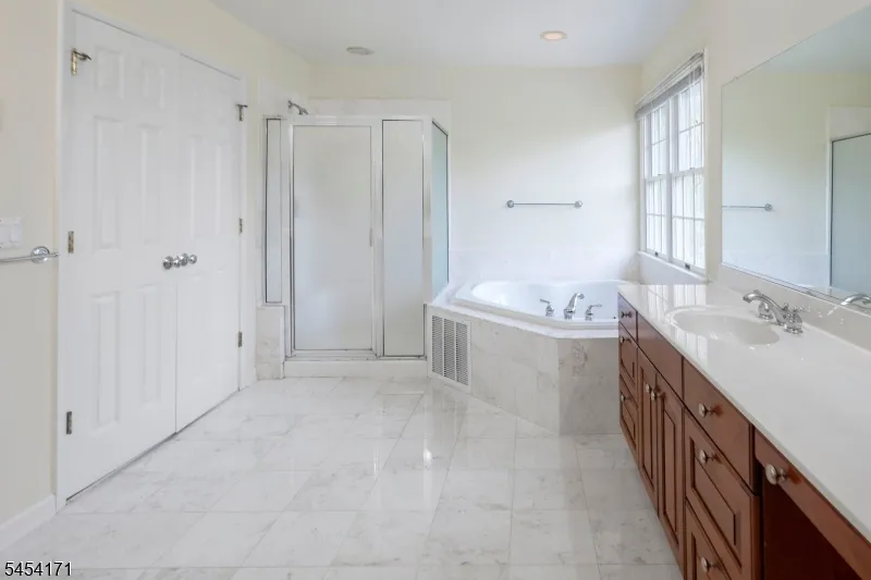 5 Alvamar Ct Montgomery, NJ 08558