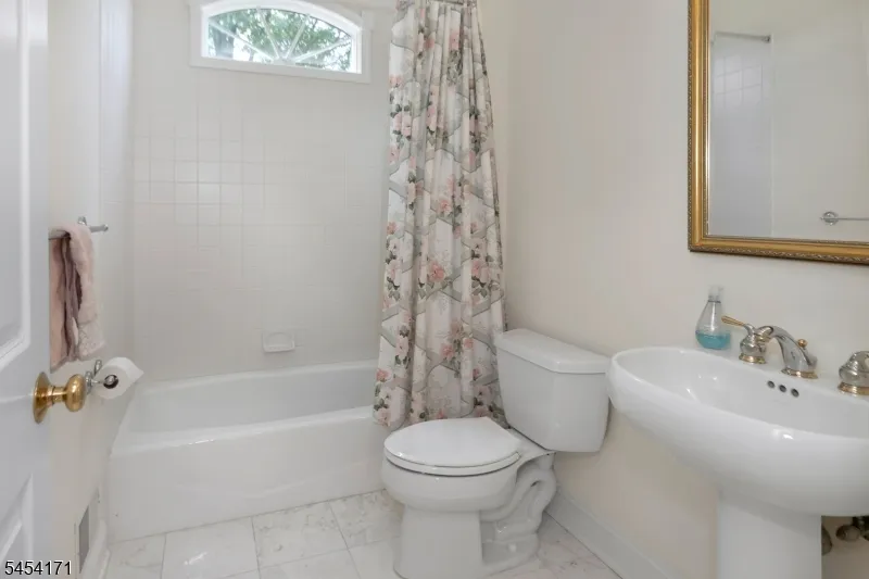 5 Alvamar Ct Montgomery, NJ 08558