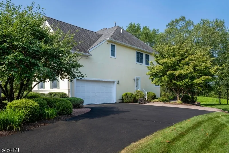 5 Alvamar Ct Montgomery, NJ 08558