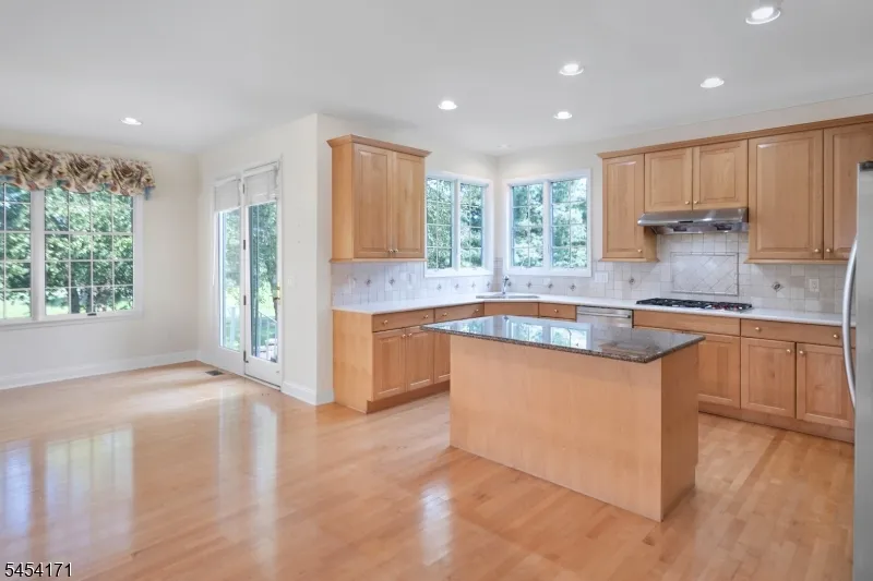 5 Alvamar Ct Montgomery, NJ 08558