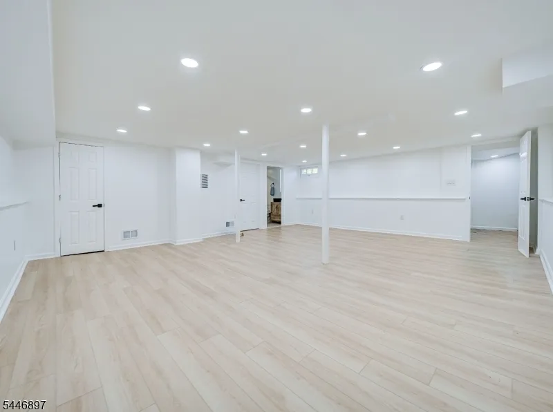 271 Valley Rd Clark, NJ 07066