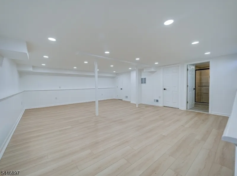 271 Valley Rd Clark, NJ 07066