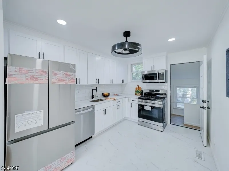 271 Valley Rd Clark, NJ 07066