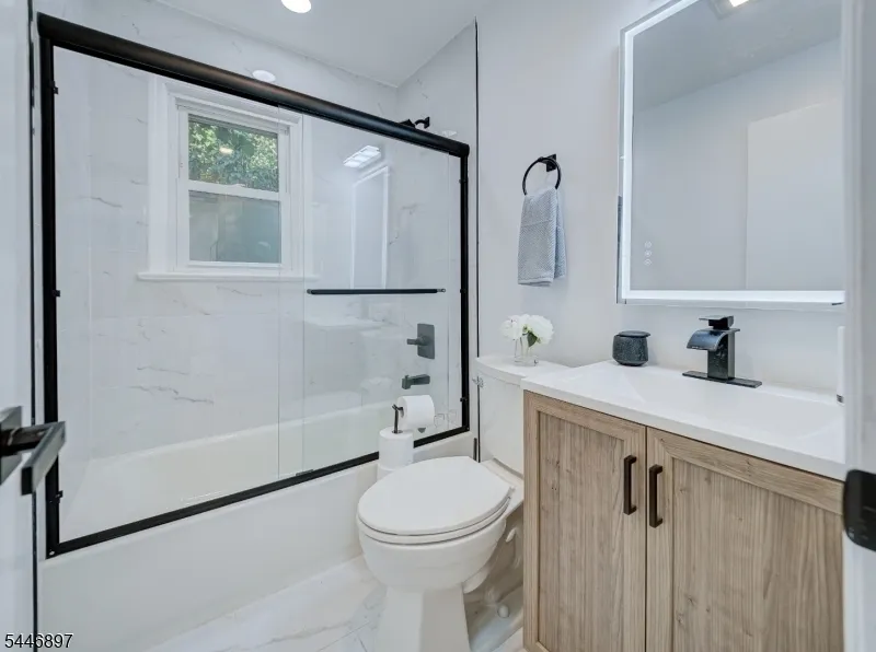 271 Valley Rd Clark, NJ 07066