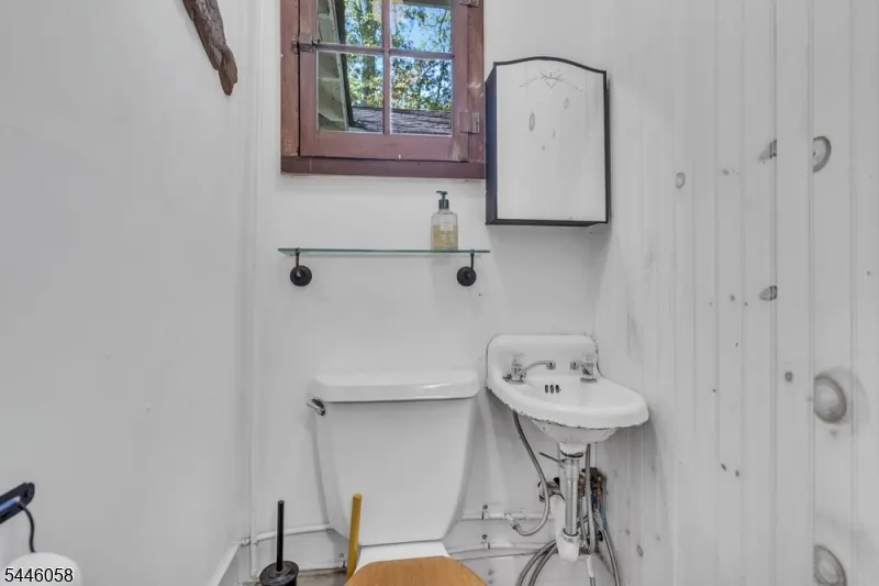 22 Ithanell Rd Hopatcong, NJ 07843