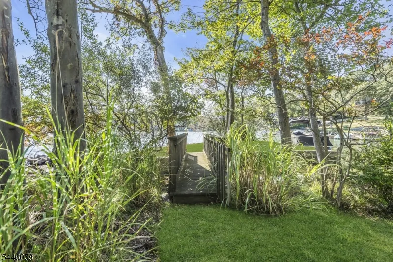 22 Ithanell Rd Hopatcong, NJ 07843