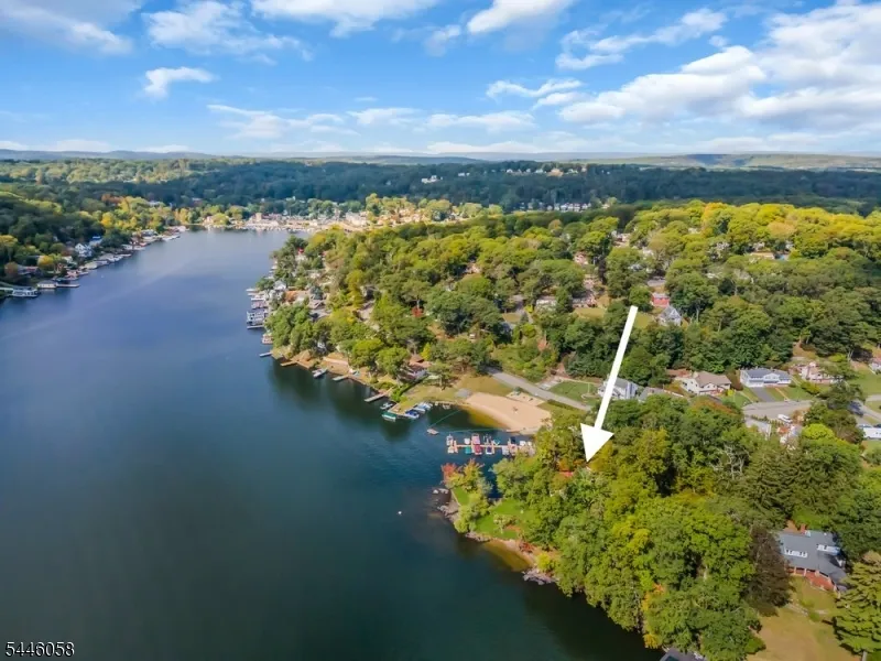 22 Ithanell Rd Hopatcong, NJ 07843