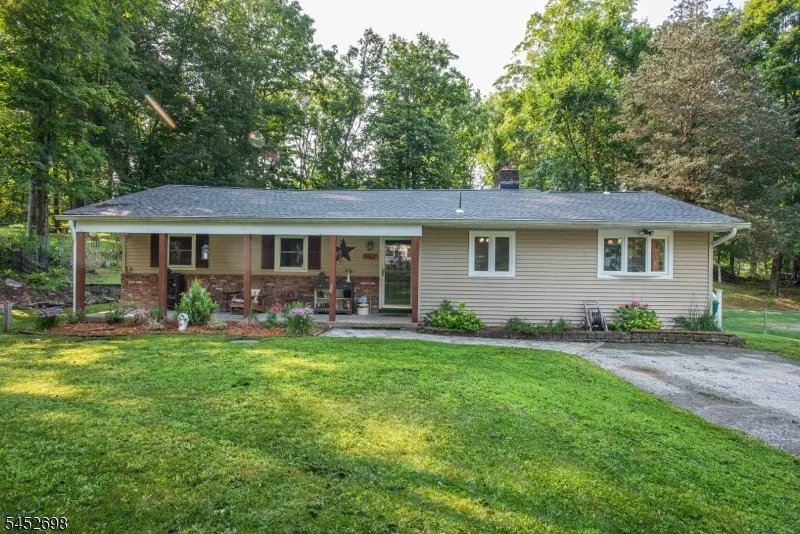904 Crest Rd Stillwater, NJ 07860