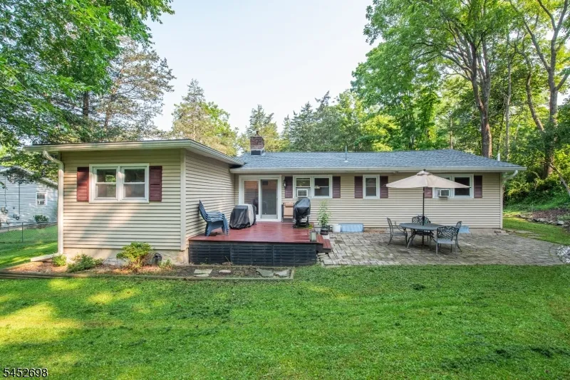 904 Crest Rd Stillwater, NJ 07860