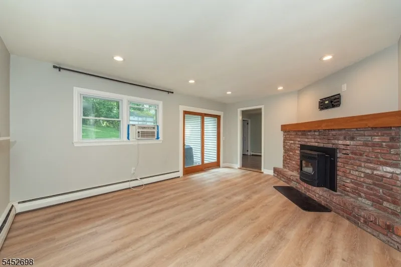 904 Crest Rd Stillwater, NJ 07860