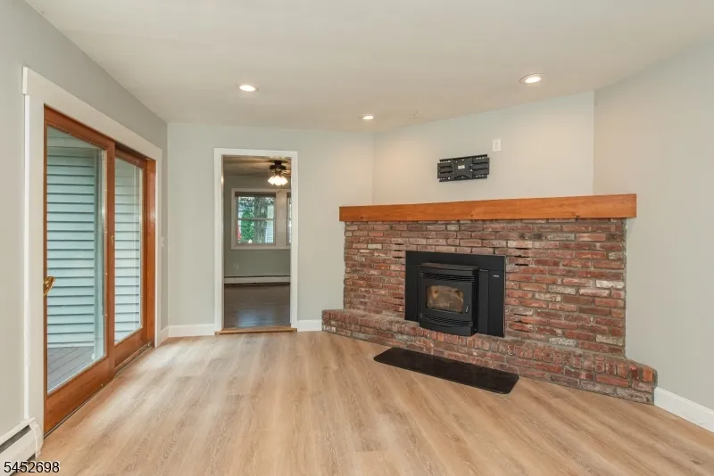 904 Crest Rd Stillwater, NJ 07860