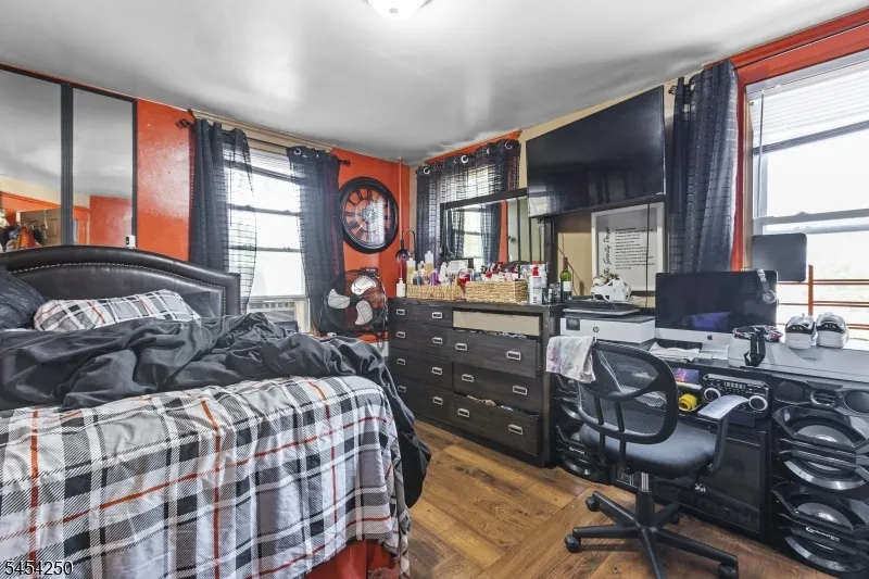 42 Mead St Newark City, NJ 07106