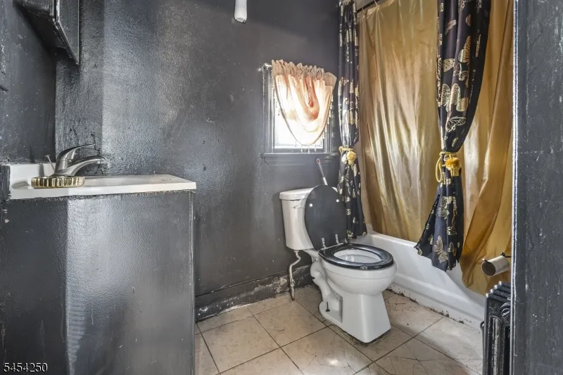 42 Mead St Newark City, NJ 07106