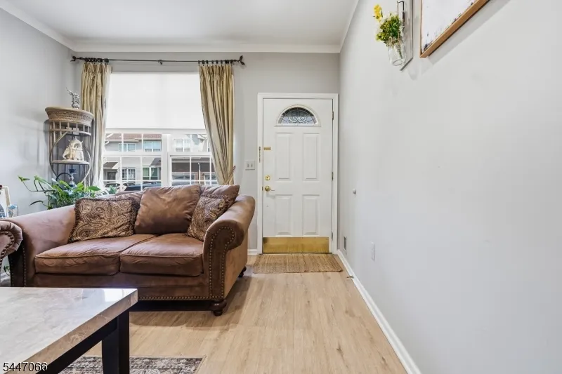 4 Reins Ct Franklin, NJ 08873