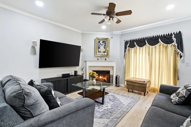 4 Reins Ct Franklin, NJ 08873