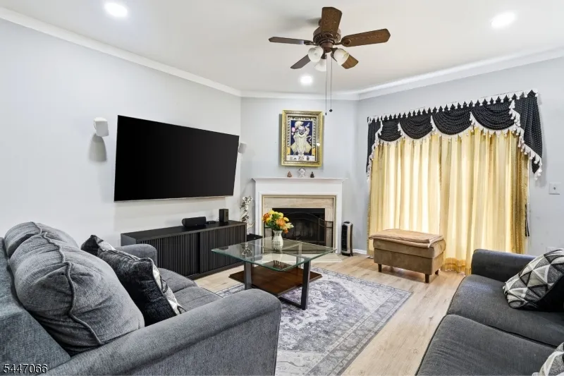 4 Reins Ct Franklin, NJ 08873
