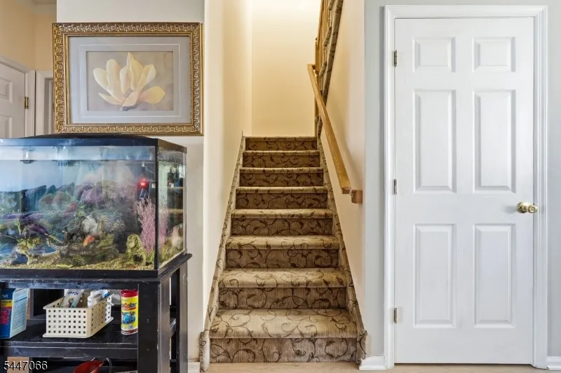 4 Reins Ct Franklin, NJ 08873