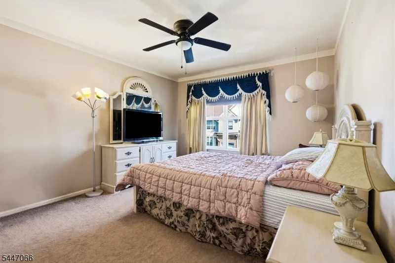 4 Reins Ct Franklin, NJ 08873
