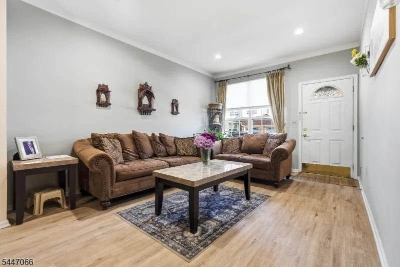 4 Reins Ct Franklin, NJ 08873