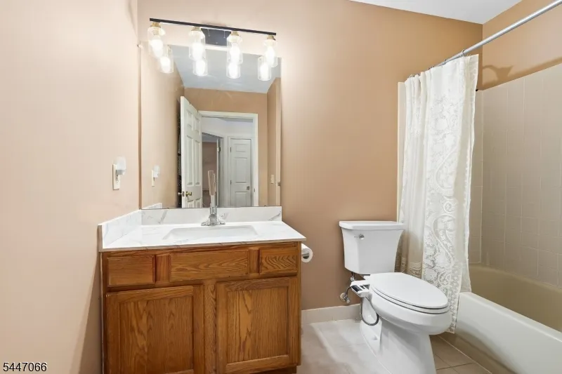 4 Reins Ct Franklin, NJ 08873