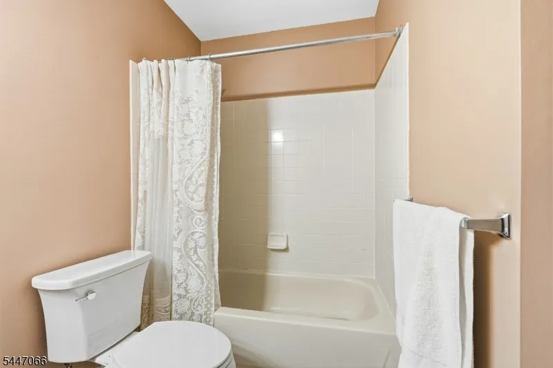 4 Reins Ct Franklin, NJ 08873