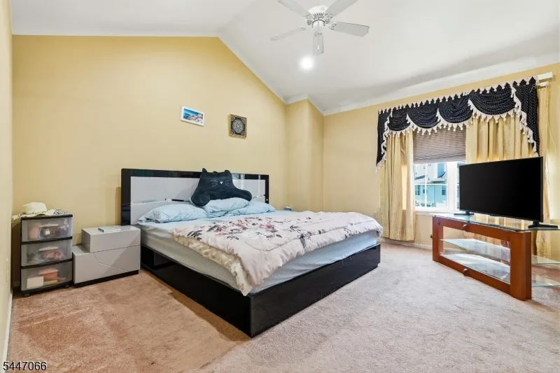 4 Reins Ct Franklin, NJ 08873