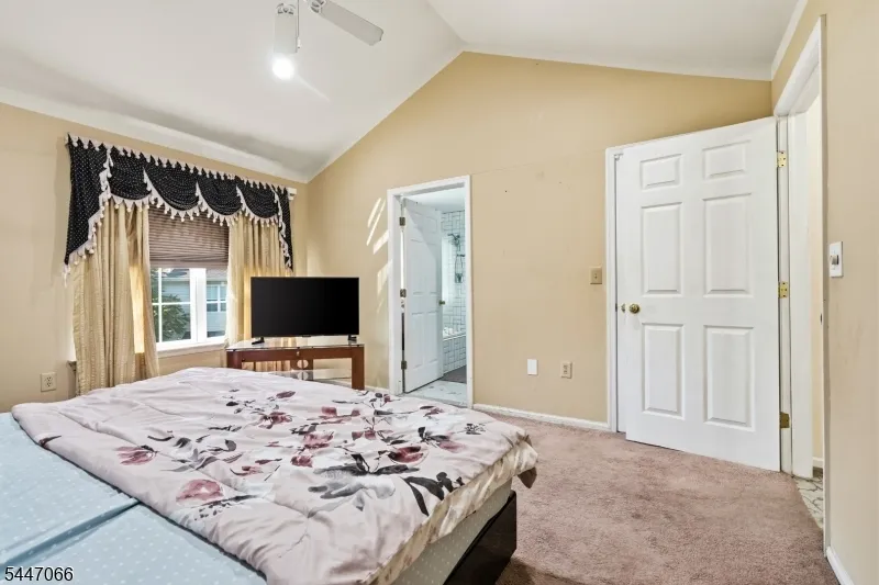 4 Reins Ct Franklin, NJ 08873
