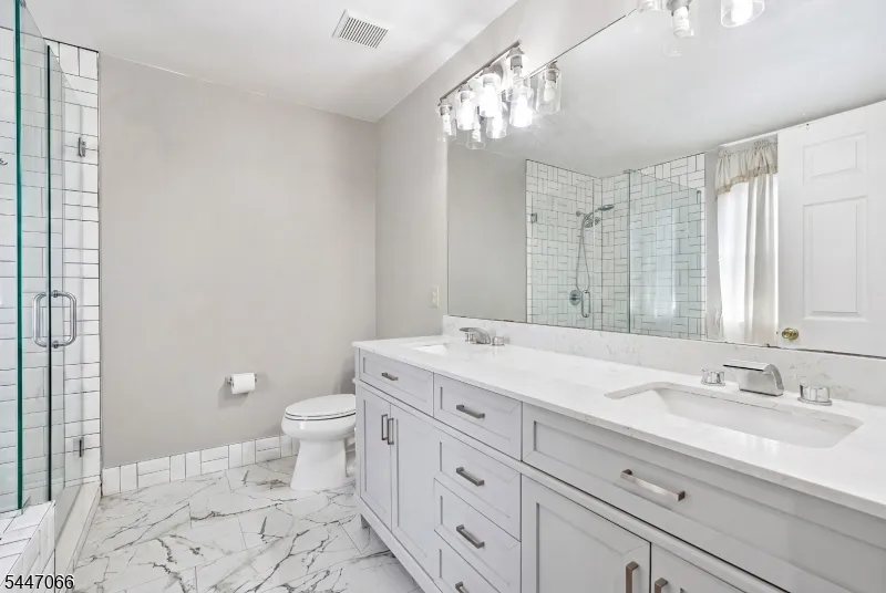 4 Reins Ct Franklin, NJ 08873