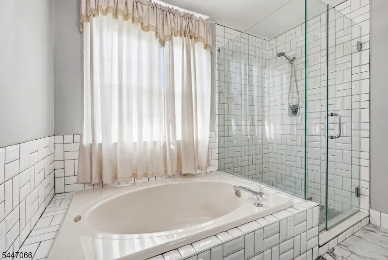 4 Reins Ct Franklin, NJ 08873