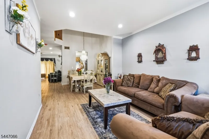 4 Reins Ct Franklin, NJ 08873