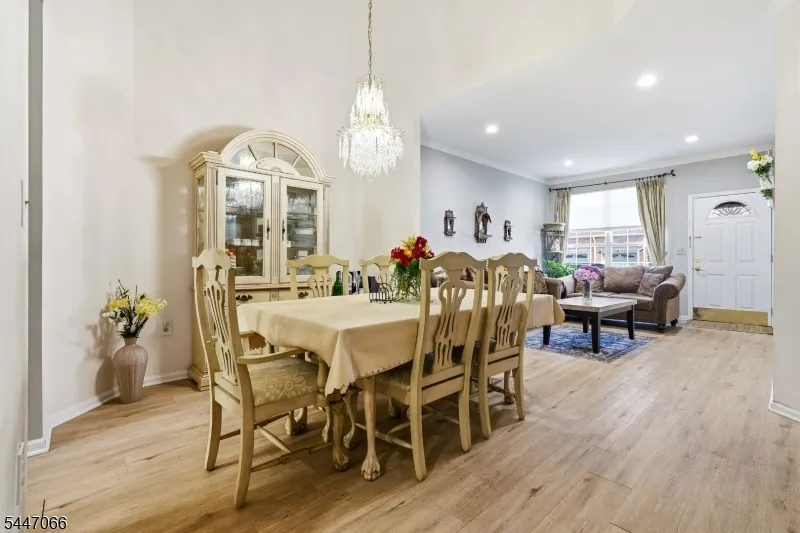 4 Reins Ct Franklin, NJ 08873