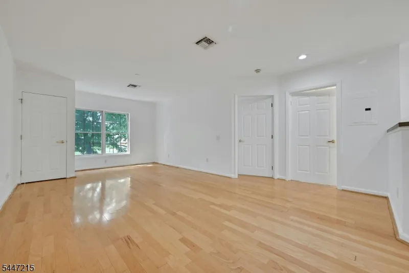 189 Forest Ave #213 Unit 213 Paramus, NJ 07652