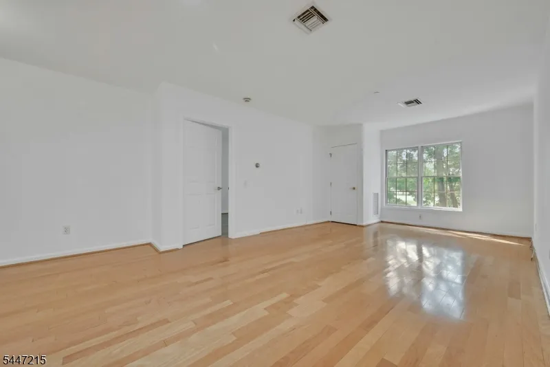 189 Forest Ave #213 Unit 213 Paramus, NJ 07652