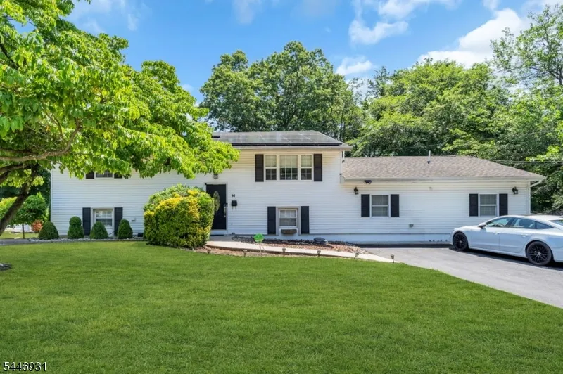 14 Arlington Dr Howell, NJ 07731