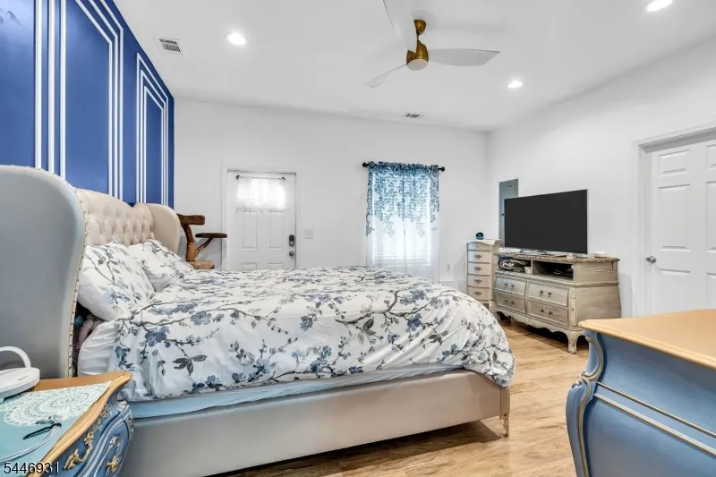 14 Arlington Dr Howell, NJ 07731