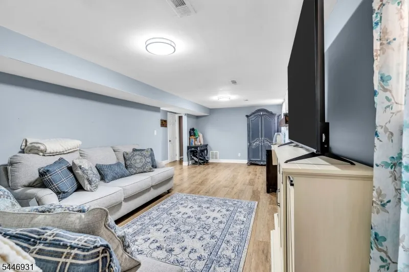 14 Arlington Dr Howell, NJ 07731