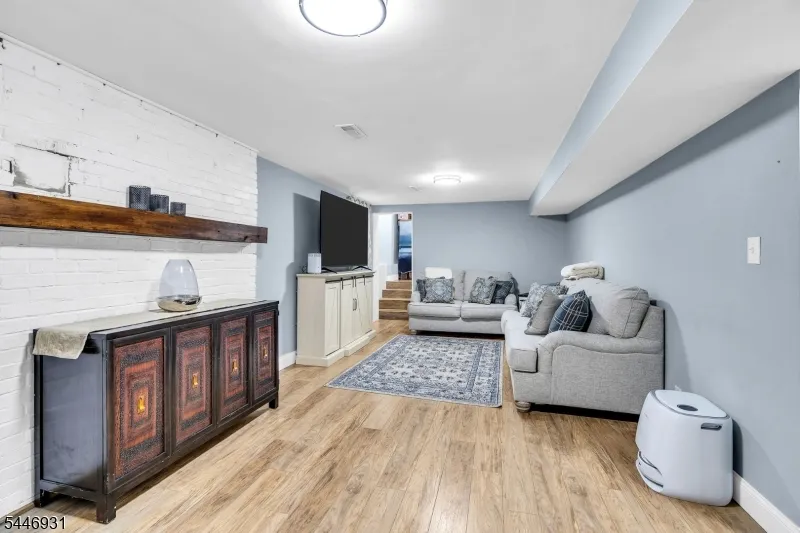 14 Arlington Dr Howell, NJ 07731