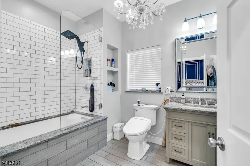 14 Arlington Dr Howell, NJ 07731