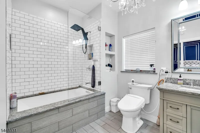 14 Arlington Dr Howell, NJ 07731