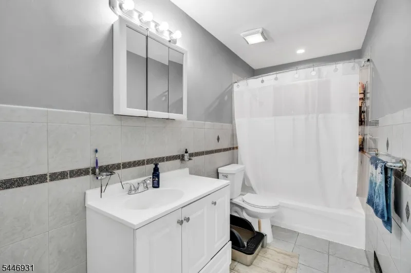 14 Arlington Dr Howell, NJ 07731