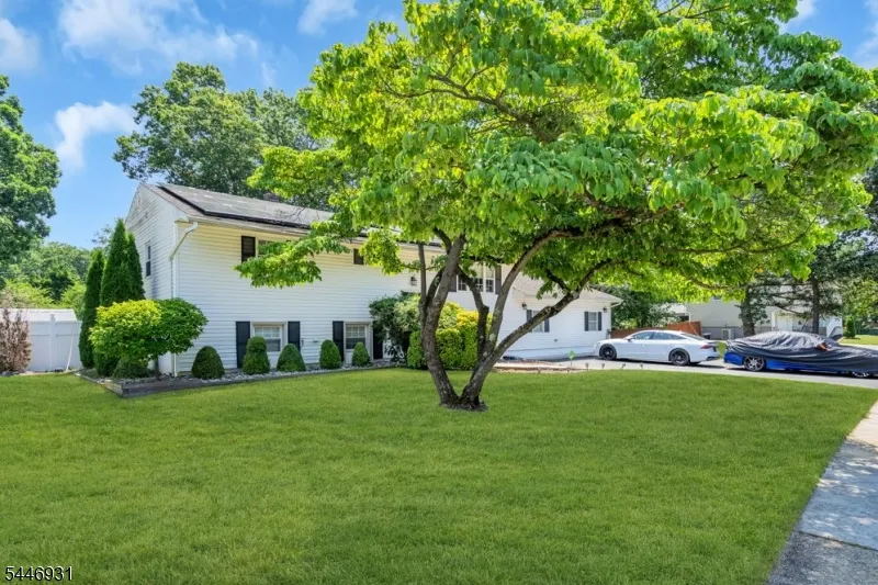14 Arlington Dr Howell, NJ 07731
