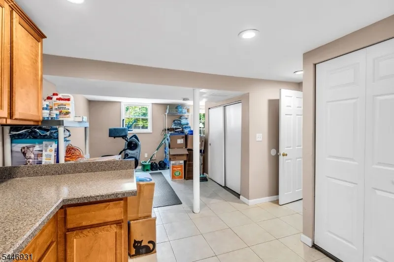 14 Arlington Dr Howell, NJ 07731