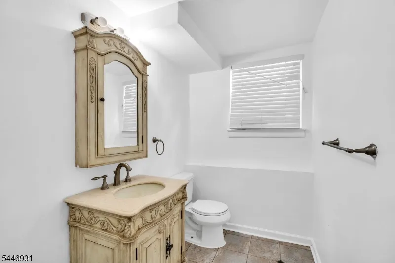 14 Arlington Dr Howell, NJ 07731