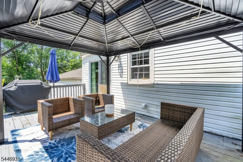 14 Arlington Dr Howell, NJ 07731