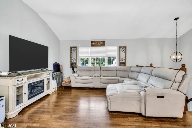14 Arlington Dr Howell, NJ 07731