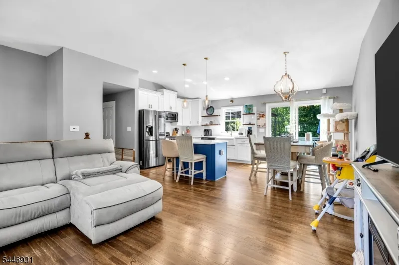 14 Arlington Dr Howell, NJ 07731