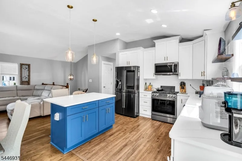 14 Arlington Dr Howell, NJ 07731